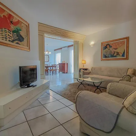 Spacious A Few Steps From The Apartment *